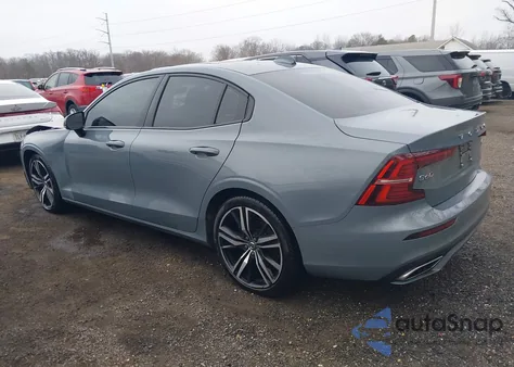 2022 Volvo S60 B5 R-Design z USA, uszkodzony, nr VIN 7JRL12TM8NG162320